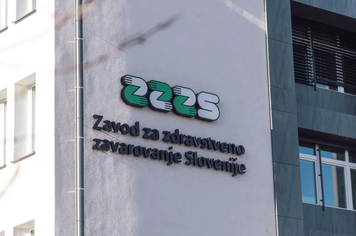 Logotip ZZZS na stavbi.