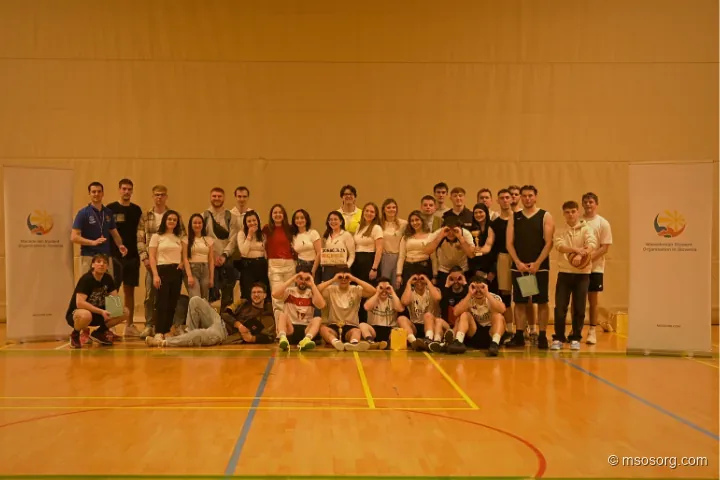 Nepozaben trenutek z organizacijsko ekipo ter zmagovalnima košarkarsko in futsal ekipo.